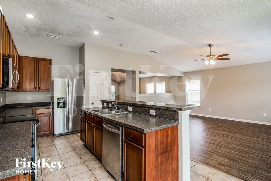 Building Photo - 12241 Pebble Point Dr W