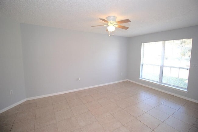 Building Photo - 12 Round Table Ln