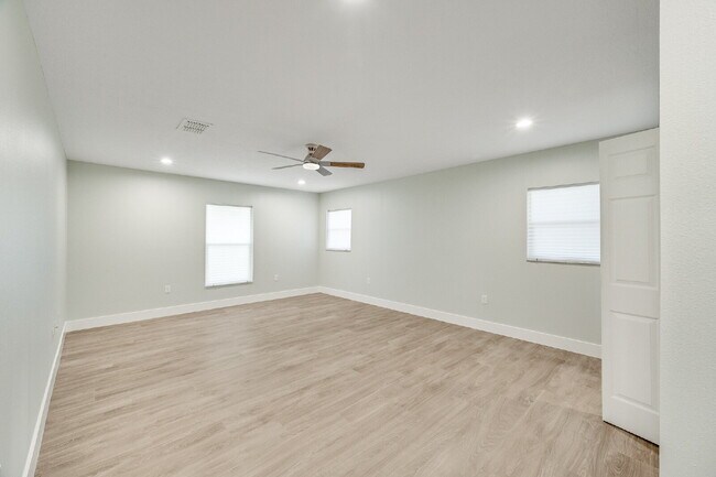 Building Photo - 4 bedroom, 2 bathroom Beachside, Pool Home!