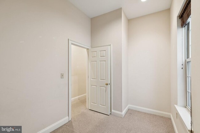 Building Photo - 2542 W Girard Ave