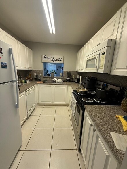 Building Photo - 7145 NW 173rd Dr
