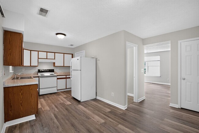 Building Photo - 3 Bedroom End Unit Townhouse