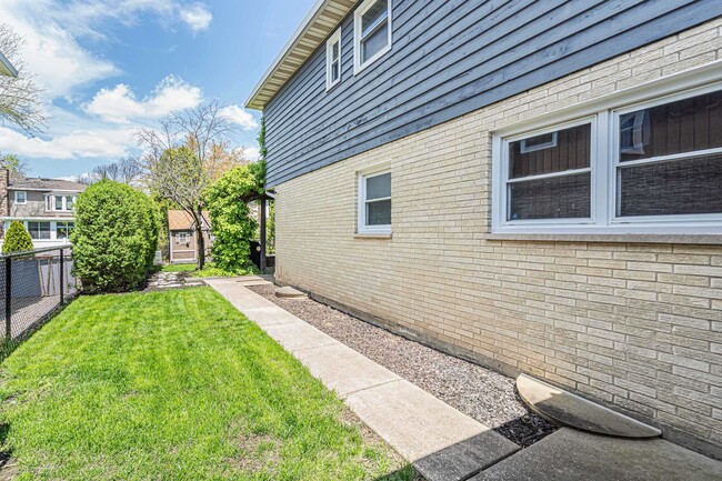 Building Photo - 1004 E Callero Cir