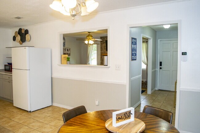 Building Photo - 738 Carondelay Dr