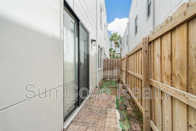 Building Photo - 113 S Packwood Ave