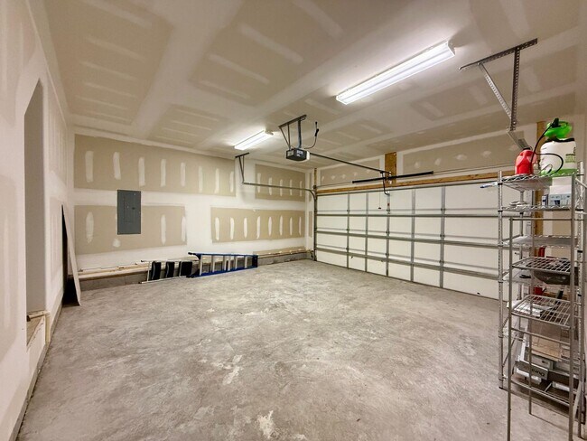 Building Photo - Newer-build Norfolk Home on Corner Lot