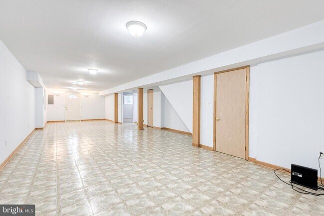 Building Photo - Beautiful 3bd 3bth single family ranch sty...