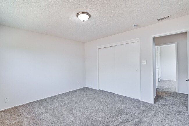 Building Photo - Spacious 3 Bedroom 2 Bath Home with 2 Car Garage and Central Air Conditioning