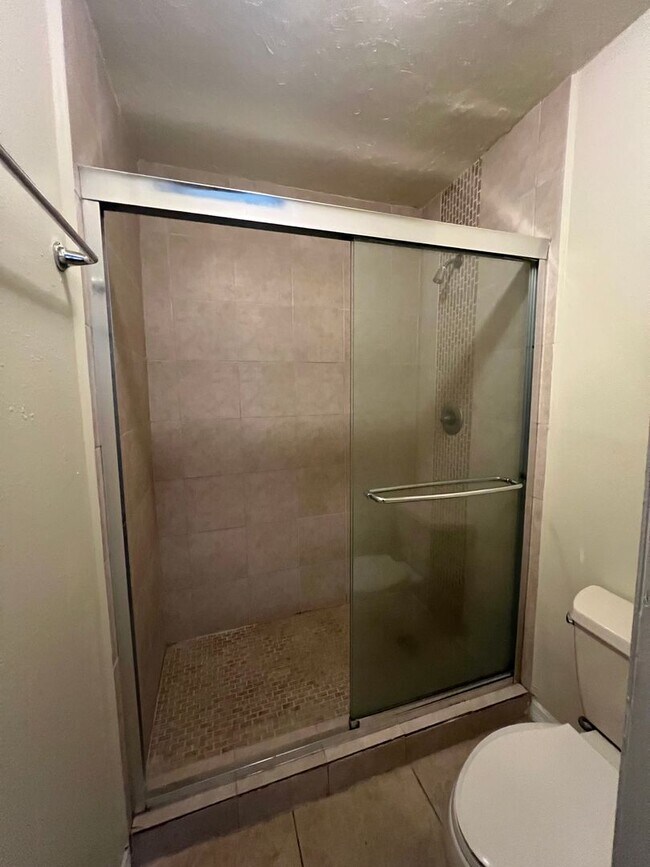 Building Photo - Updated 2 Bed/2 Bath Condo with Screened P...