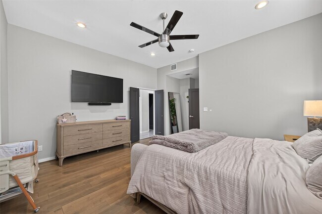 Building Photo - 607 Memorial Heights Dr