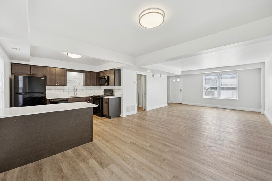 Primary Photo - Gateway Airport Townhomes