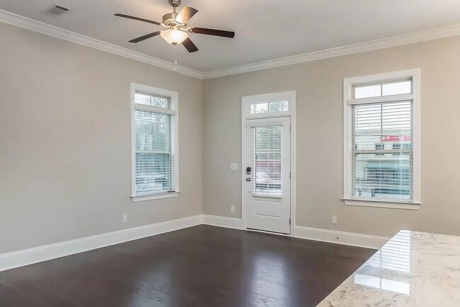 Building Photo - 611 N Main St