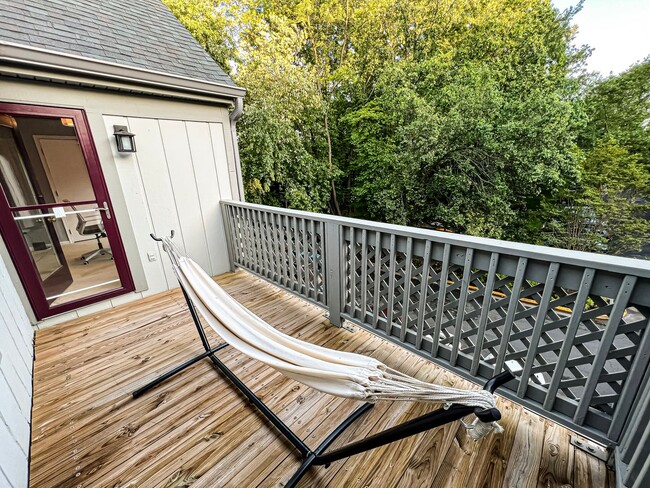 Building Photo - Fully Furnished And Stylish 1 Bedroom 1 Ba...