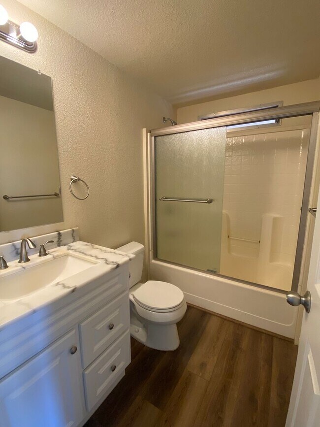 Building Photo - Private, Gated and Views -2 Bdm 2 Bath Gra...
