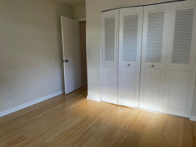 Building Photo - 1584 Mendenhall Dr