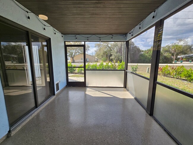 Building Photo - Charming 2 Bed / 1 Bath Annual Rental in Port Charlotte