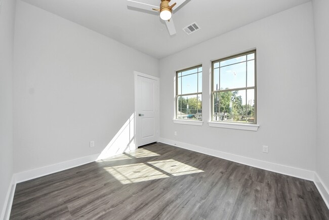 Building Photo - 1110 E Main St