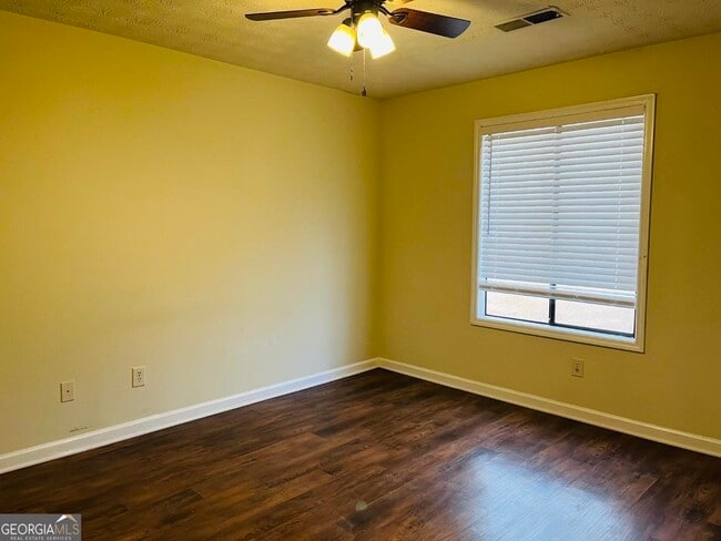 Building Photo - 165 Pine Terrace