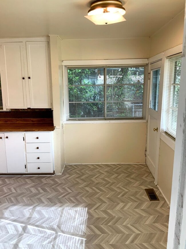 Building Photo - 3 Bedroom in Whiteaker Neighborhood
