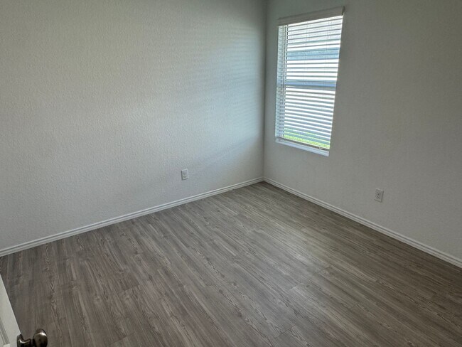 Building Photo - Far west gorgeous townhome ready for move in.