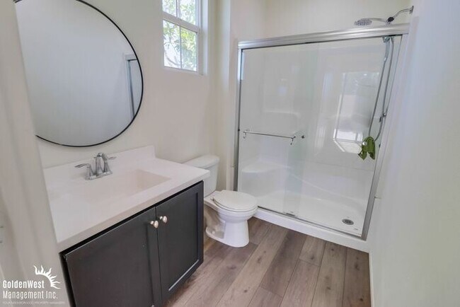 Building Photo - Stunning Corner Unit 4Bdm 3.5Ba Townhome w...