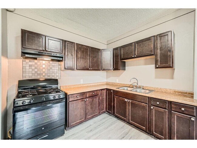 Building Photo - 911 Sims Ave