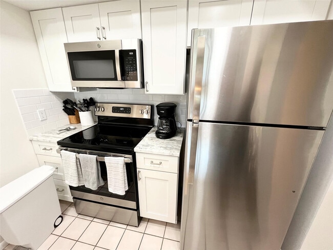 Building Photo - 40 NE Plantation Rd