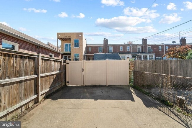 Building Photo - 510 E Nelson Ave