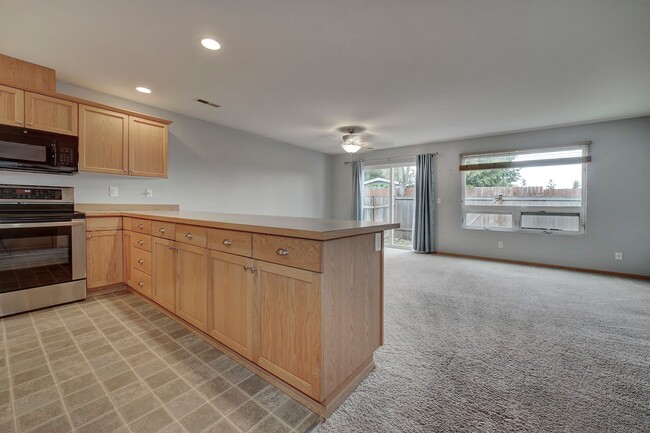 Building Photo - Spacious 3 bedroom townhome close to CK sc...