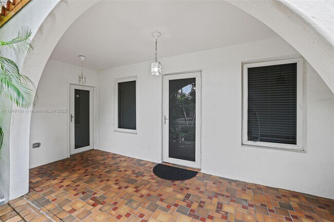 Building Photo - 410 Minorca Ave