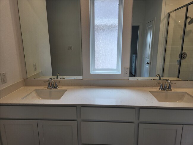 Building Photo - 5827 Linda Cv Ln