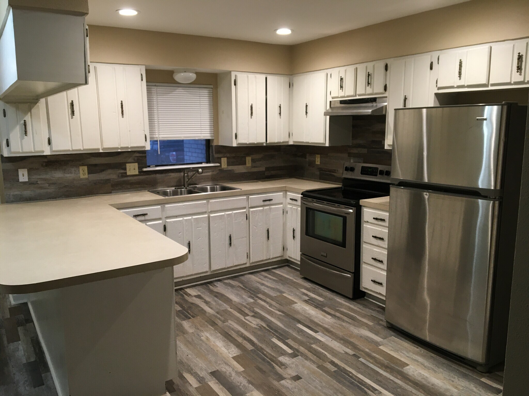 Large open kitchen with lots of cabinets and countertops - 10845 Eastwood Dr