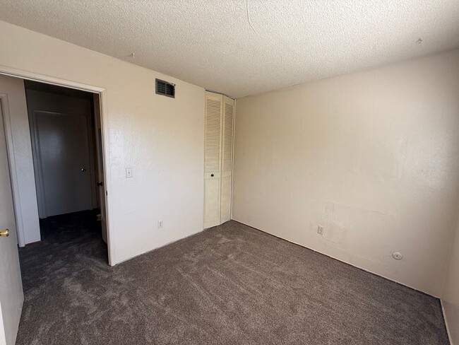 Building Photo - 3 bed 1 bath available in North Highlands!