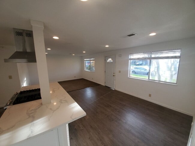 Building Photo - 3-bedroom home with remodeled kitchen and fenced backyard!