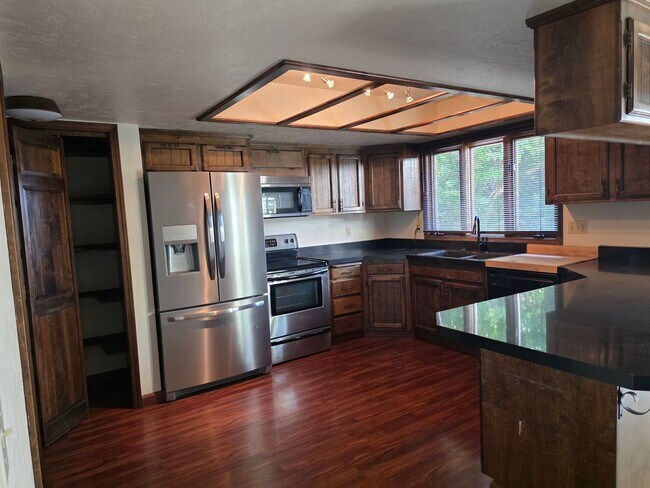 Building Photo - Great Home with Game Room