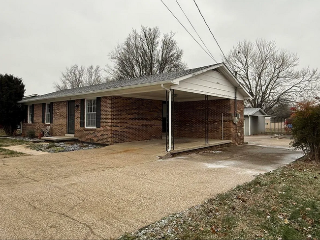 Building Photo - 3 bed with carport and garage