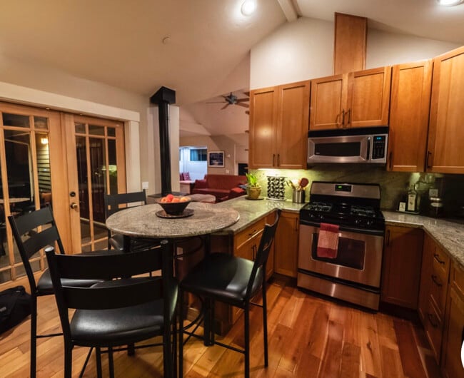 Fully equipped kitchen with seating for 4 people - 132 Anthony St