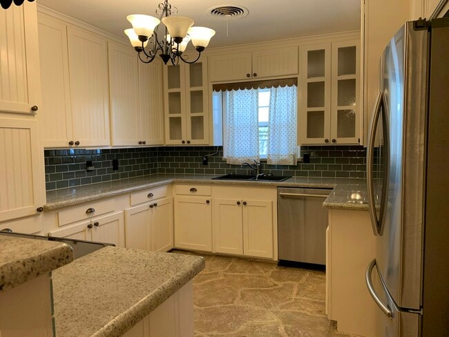 Building Photo - 5590 Clinton St