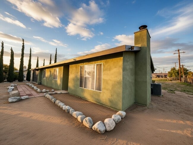 Building Photo - 3-bedroom 2 bath Home with Central AC - Fully Furnished