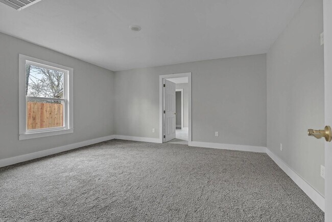 Building Photo - 1413-1412 N Bradley St