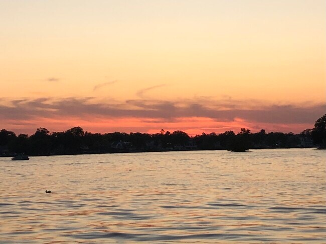 Sunsets on the lake - 40 Park Island Dr