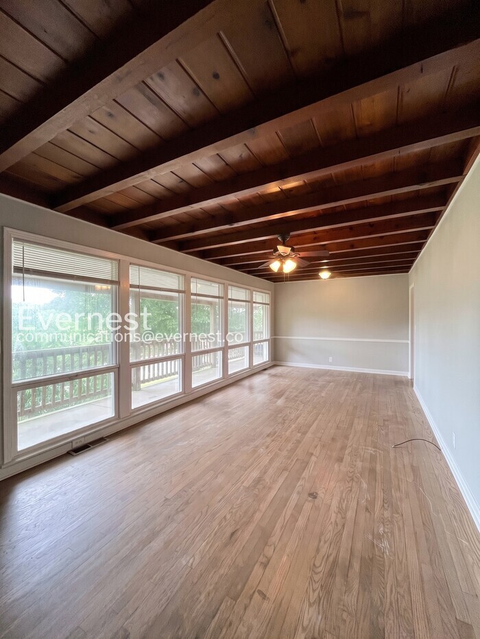 Building Photo - 405 Cedarvalley Dr