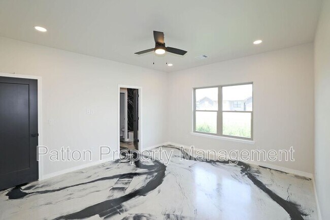 Building Photo - 8889 Redbud Rd