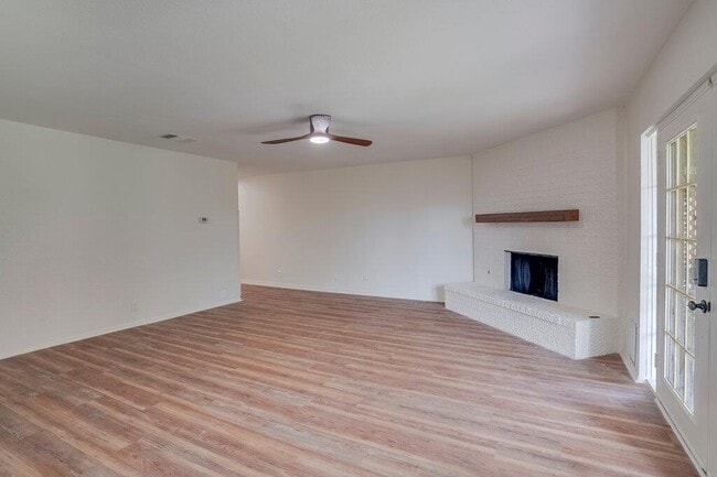 Building Photo - 606 Splitrock