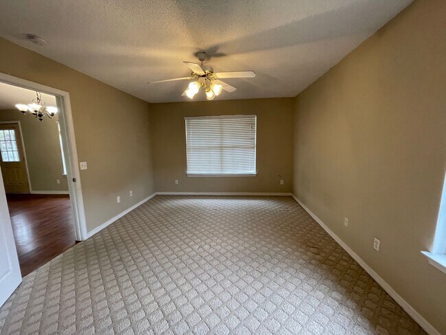Building Photo - MOVE IN SPECIAL - 1 WEEK FREE RENT - MINUT...