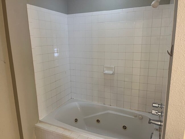Building Photo - Introducing a charming 3-bedroom, 2-bathroom house located in the desirable area of Russellville,...