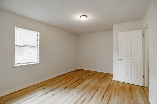 Building Photo - 1182 Whit Davis Rd