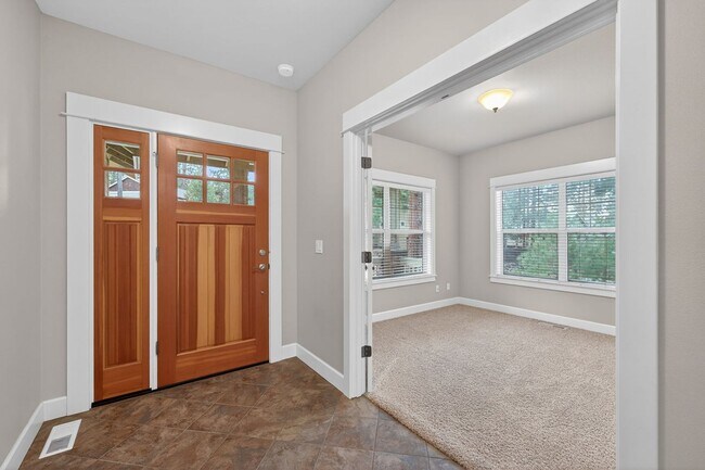 Building Photo - Luxury Living in Awbrey?Court: Your 4 Bed Dream Home Awaits