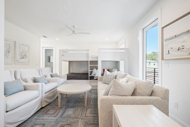 Building Photo - 31 Sarah St