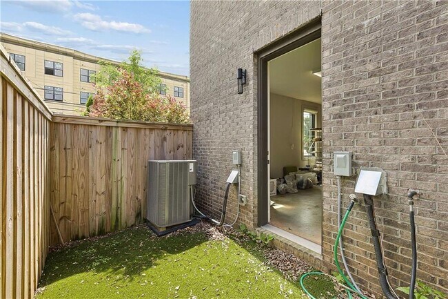 Building Photo - 102 Cityview Ct NE